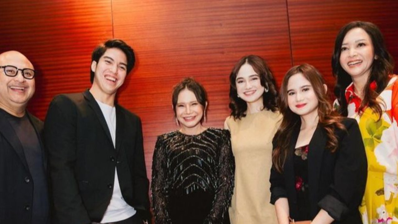 Apapun outfit yang dikenakan Syifa, aura jatuh cintanya yang bikin cantik.