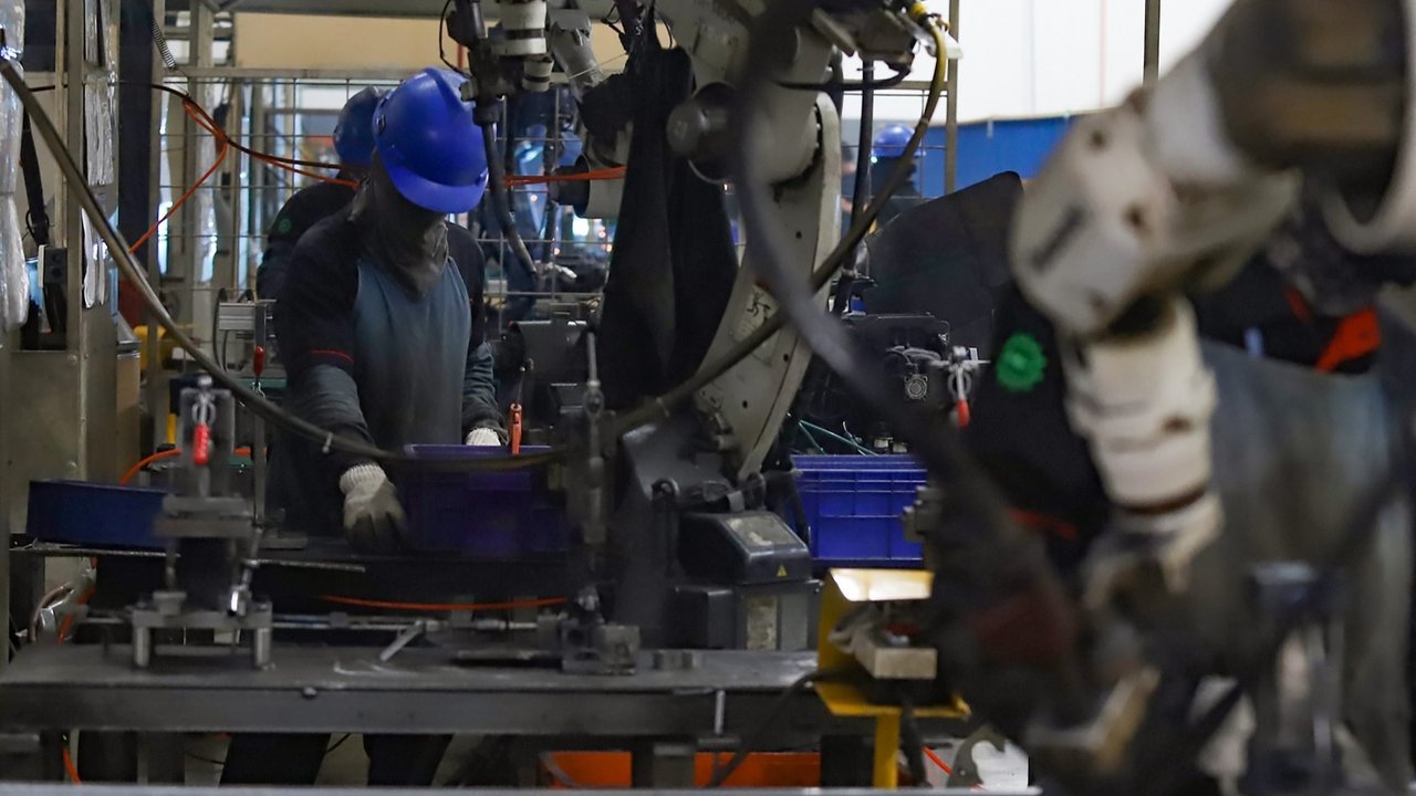 Pekerja menyelesaikan  produksi  suku cadang otomotif dan elektronika di pabrik industri manufaktur  stamping dan assembling di Tangerang, Banten,  Selasa (18/06/2024).  Industri manufaktur di dalam negeri  saat ini  mengalami geliat pertumbuhan. Terlihat dari peningkatan permintaan baru yang menunjukkan aktivitas produksi yang semakin terpacu. Data Purchasing Manager's Index (PMI) Manufaktur Indonesia yang dirilis S&P Global,  untuk bulan Maret 2024, PMI Manufaktur Indonesia berada di level 54,2 yang merupakan  posisi tertinggi sejak Oktober 2021 atau dalam 29 bulan terakhir.
