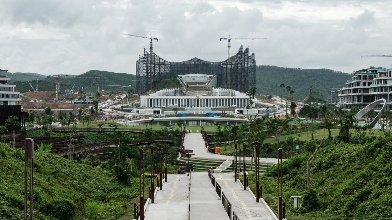Pemandangan dari udara ini menunjukkan Istana Kepresidenan Indonesia yang baru (tengah) di calon ibu kota Nusantara, di Penajam Paser Utara, Kalimantan Timur, pada 11 Juli 2024. Stringer/AFP