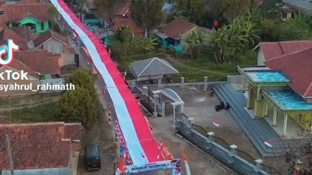Aksi Warga di Desa Lemahsugih Majalengka Semarakkan HUT RI ke-79, Tutup Jalanan dengan Bendera Merah Putih