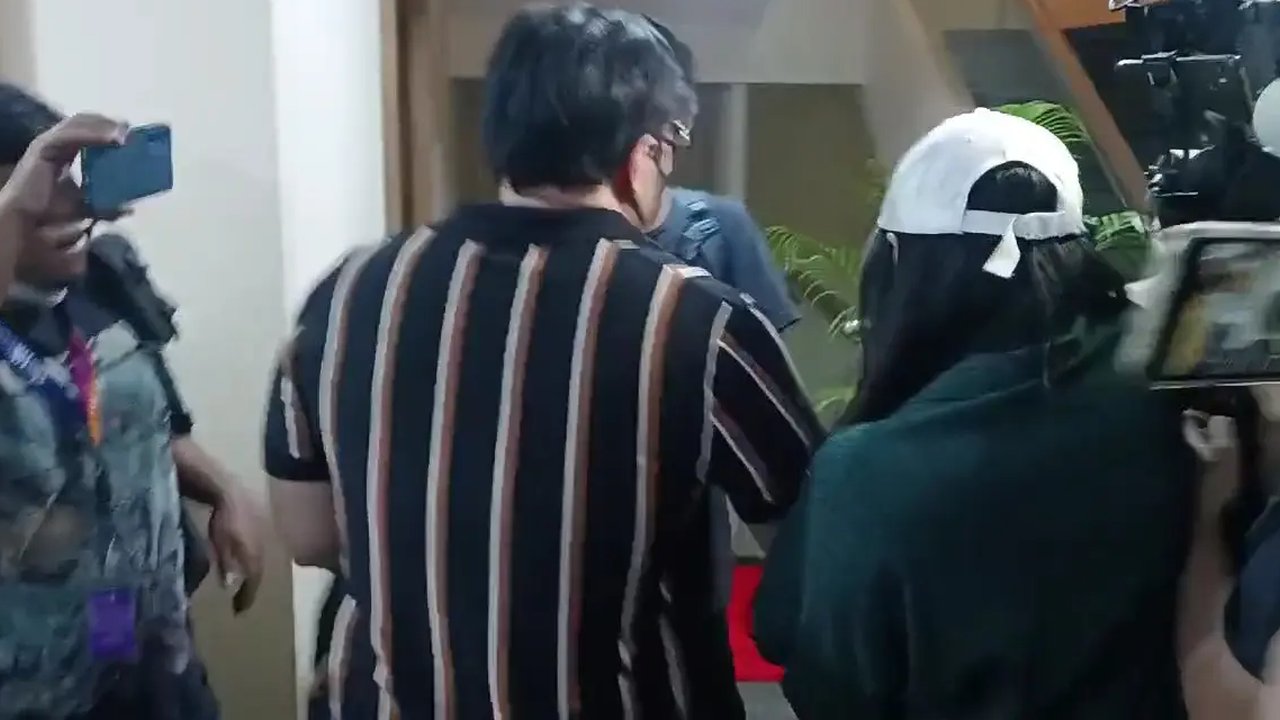 AD Diperiksa Sebagai Saksi Tersebarnya Video Panas di Sosial Media, David Bayu Protektif Jaga Anak Dari Awak Media