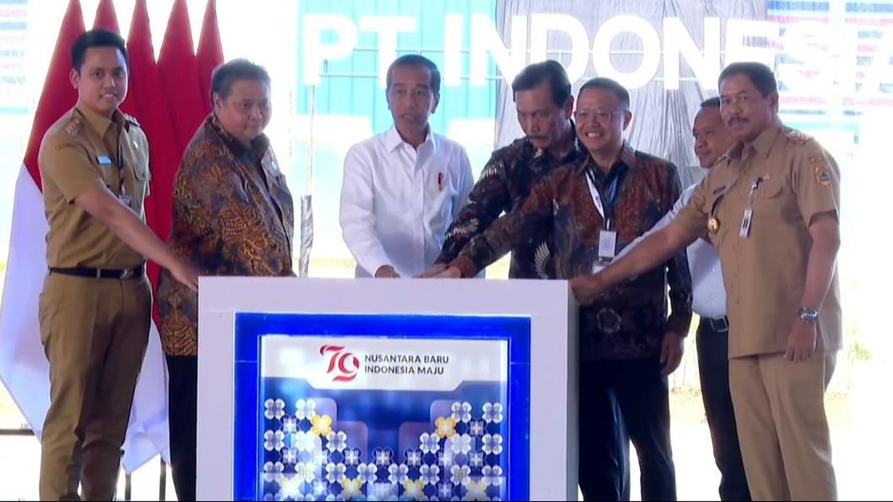 Jokowi Resmikan Pabrik Bahan Anoda Baterai Litium di Jateng
