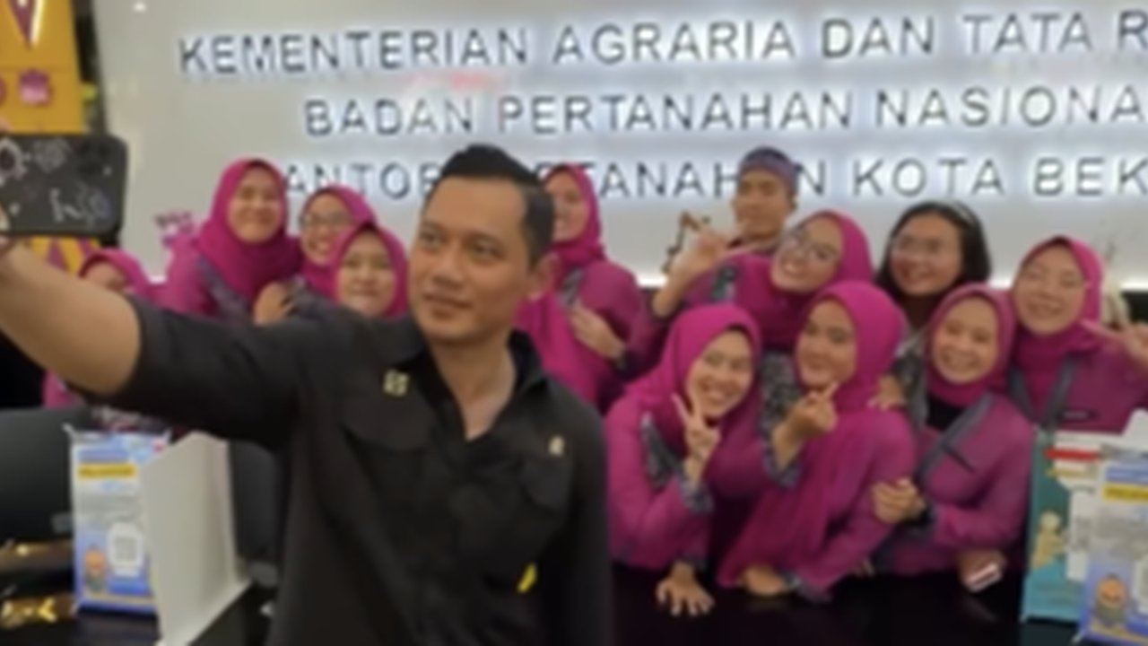 'Pasukan' Serba Ungu Spesial Beri Sambutan Hingga Menteri AHY Terpukau