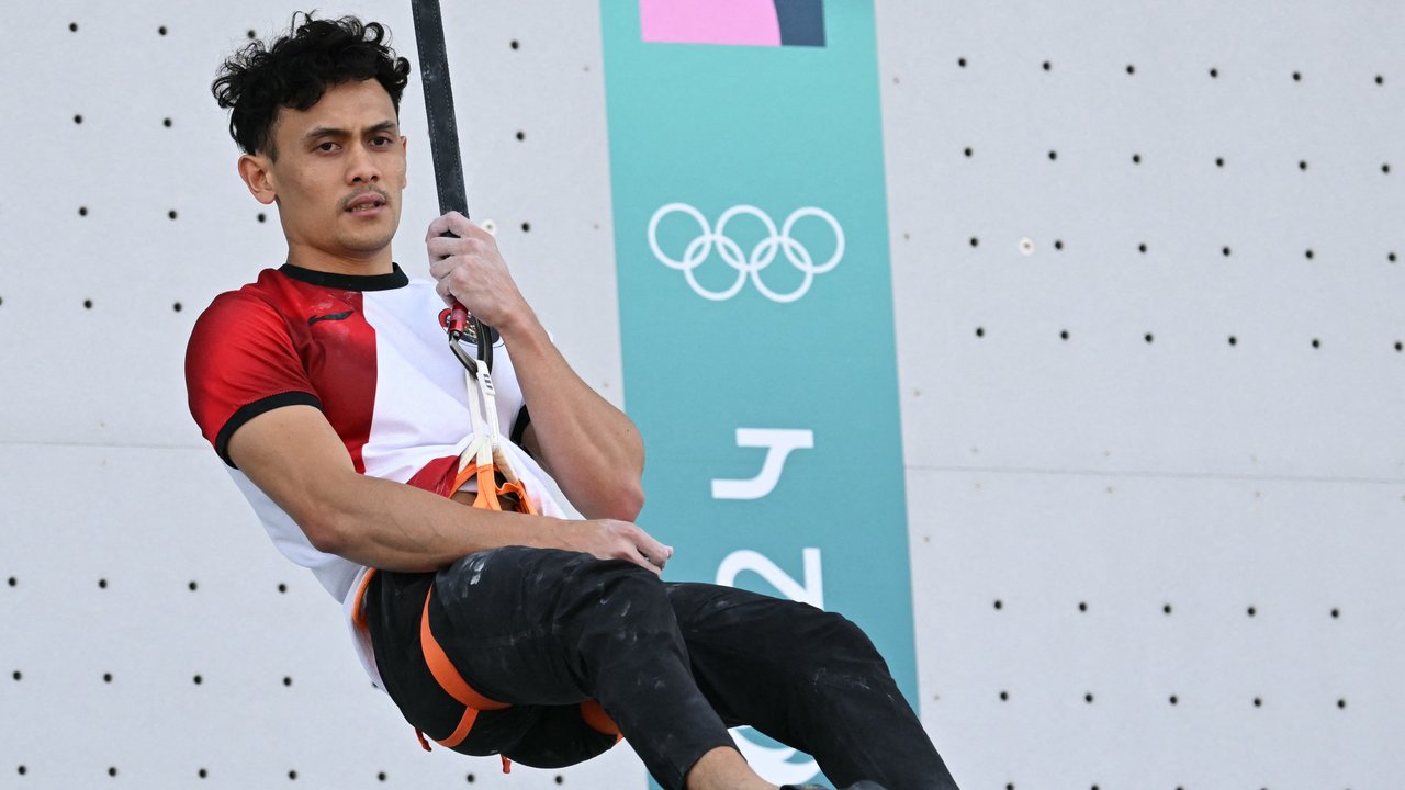 Atlet panjat tebing Indonesia, Veddriq Leonardo (tengah) berpose di atas podium bersama runner up, Wu Peng (kiri) dan peringkat tiga, Wang Xinshang dalam ajang Kualifikasi Olimpiade 2024 panjat tebing nomor speed di Shanghai, China, Sabtu (18/05/2024) waktu setempat. (AP Photo/Ng Han Guan)