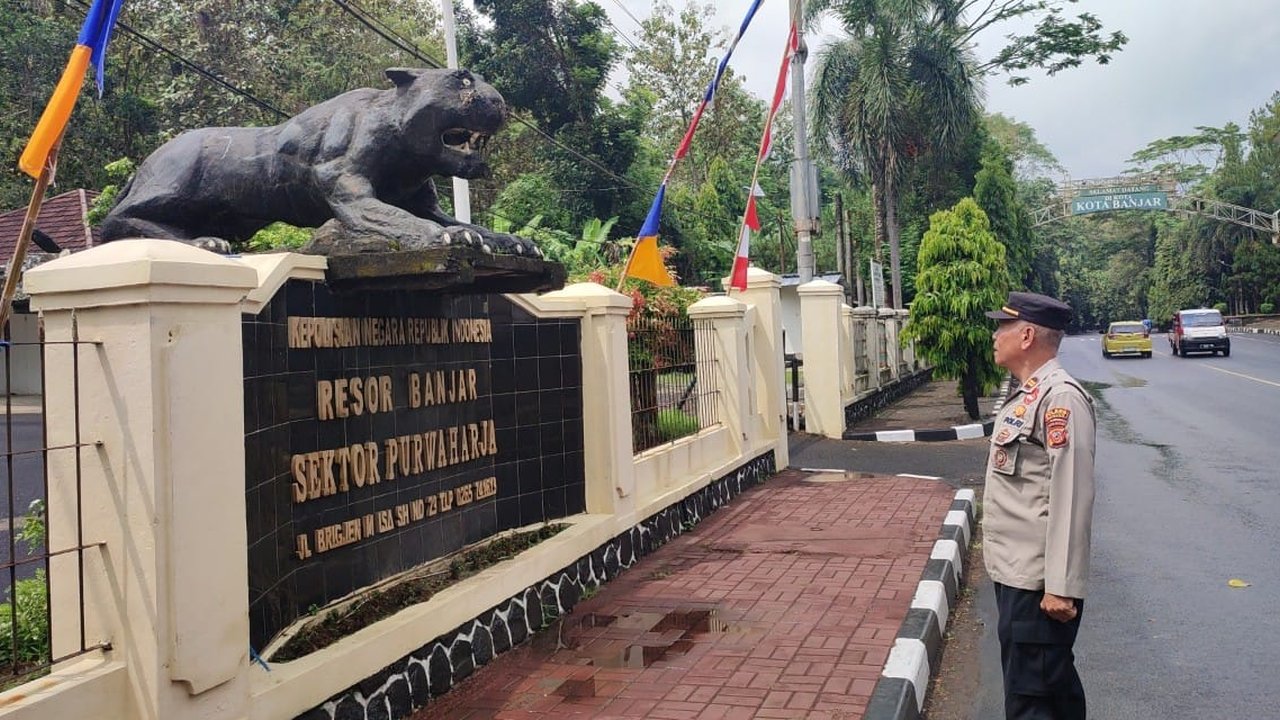 Patung Macan di Polsek Purwaharja Banjar