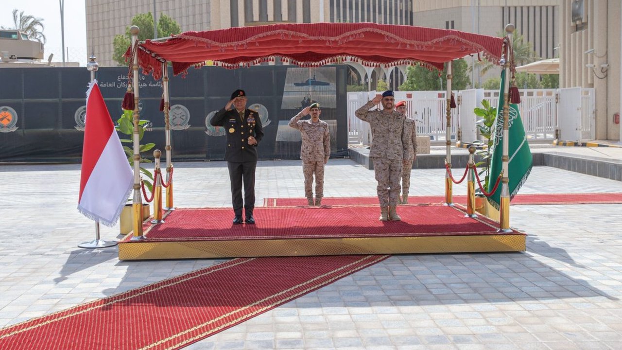 Tentara Arab Saudi beri hormat kepada Panglima TNI Jenderal Agus Subiyanto.
