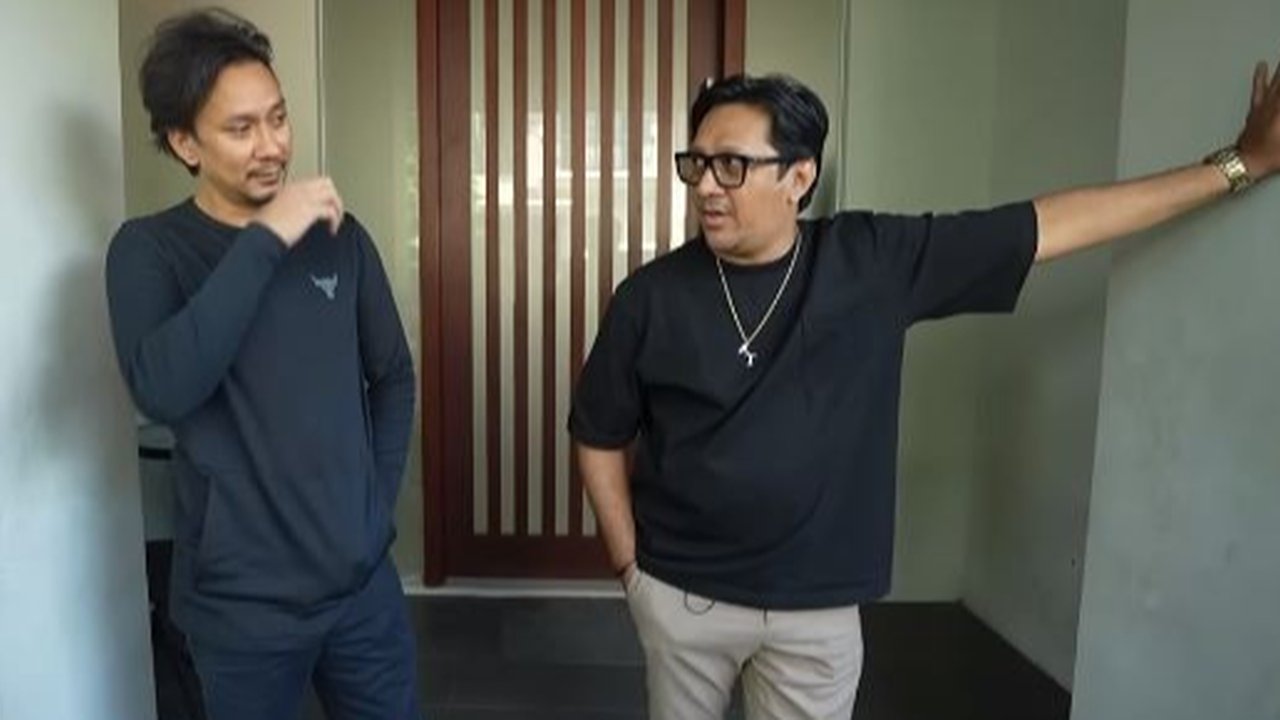 Andre Taulany sebagai Pak Camat dalam film Pasutri Gaje. (Foto: Dok. YouTube Falcon)