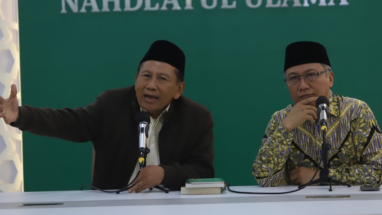 Politikus Nasdem Effendy Choirie (kiri) didampingi Ketua Lembaga Taklif wan Nasyr Pengurus Besar Nahdlatul Ulama (LTN PBNU) Ishaq Zubaedi Raqib saat konpers di Gedung PBNU, Jakarta, Rabu (7/8/2024). Pemanggilan mantan anggota DPR dari Fraksi PKB Effendy Choirie atau Gus Choi tersebut untuk menjelaskan detail sejarah Muhaimin Iskandar atau Cak Imin akhirnya menjadi ketua umum PKB.