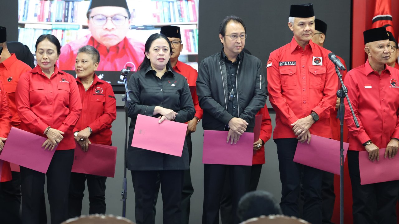 Rakernas lalu ditutup dengan doa bersama dan menyanyikan lagu