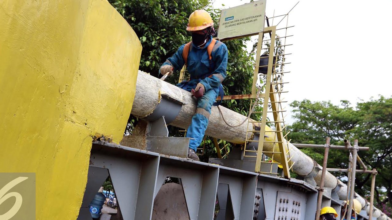 Pekerja merawat jaringan pipa gas milik Perusahaan Gas Negara (PGN) di Jakarta, Rabu (21/9/2016). (Liputan6.com/Helmi Afandi)