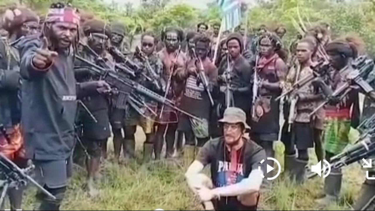 <p>Pimpinan KKB Egianus Kogoya mengancam menembak tawanan pilot Susi Air Philips Mark Methrtens dalam sebuah tayangan video. (Liputan6.com/ Dok Ist)</p>