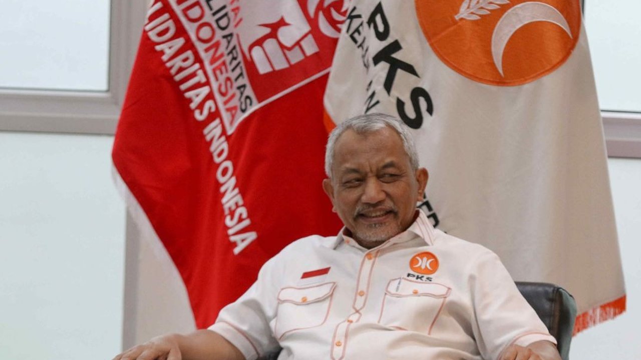 Presiden PKS Ahmad Syaikhu (kiri) bersalaman dengan Ketua Umum PSI Kaesang Pangarep (kanan) saat silahturahmi antarpartai politik di Kantor DPP PKS, Jakarta, Senin (8/7/2024). Dalam pertemuan pimpinan PSI dan PKS tersebut untuk membahas isu terkini salah satunya membangun koalisi di Pilkada Serentak 2024.