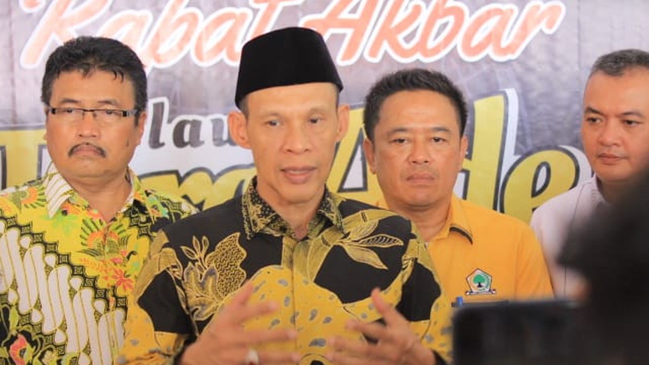 Ketua Umum (Ketum) Partai Solidaritas Indonesia (PSI) Kaesang Pangarep saat memberikan surat rekomendasi kepada bakal calon bupati Bogor, Jaro Ade. (Dok. Istimewa)