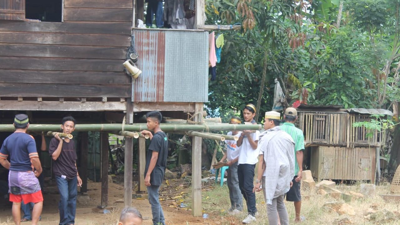 Proses memindahkan rumah ala Suku Bugis yang disebut Mappalette Bola.