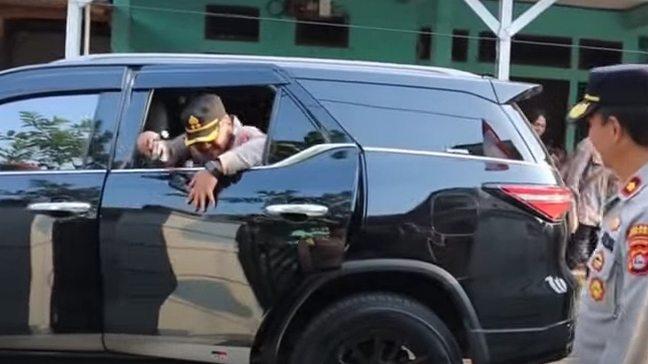 Kapolres Serang Ingin Keluar Lewat Kaca Mobil Diteriaki Emak-emak