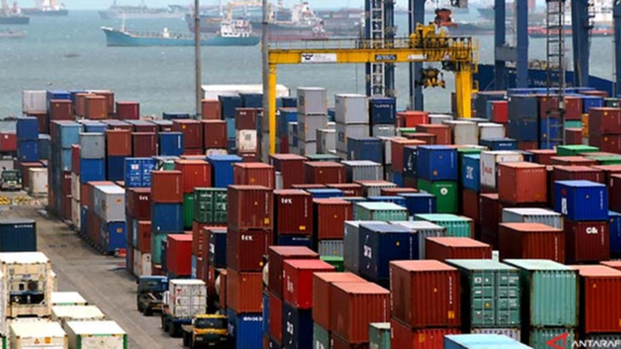 Kontainer di Pelabuhan