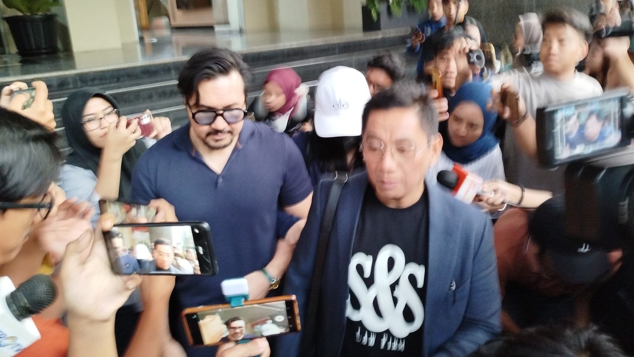 <p>David Bayu Bersama Audrey Davis dan Sandy Arifin di Polda Metro Jaya, Rabu (7/8/2024) (Liputan6.com/Ady Anugrahadi)</p>