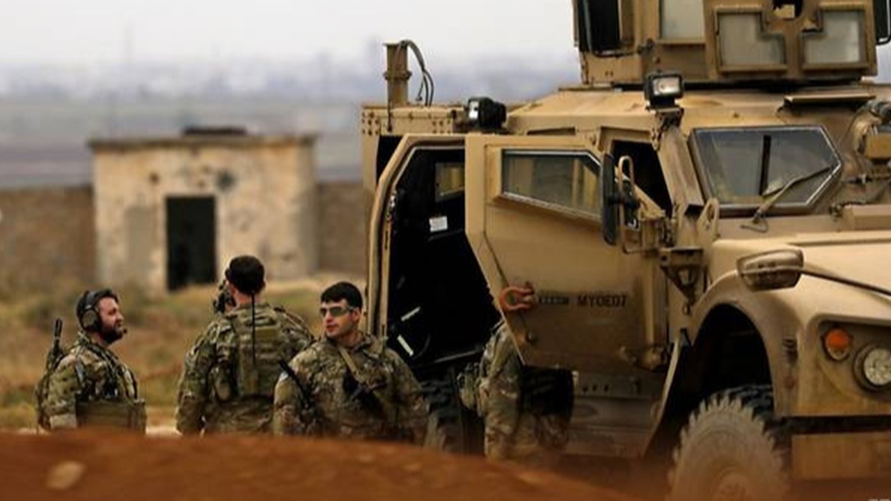 Pasukan demokrasi Suriah dan militer AS melakukan patroli keamanan di Kota Al-Darbasiyah (AFP/Delil Souleiman)