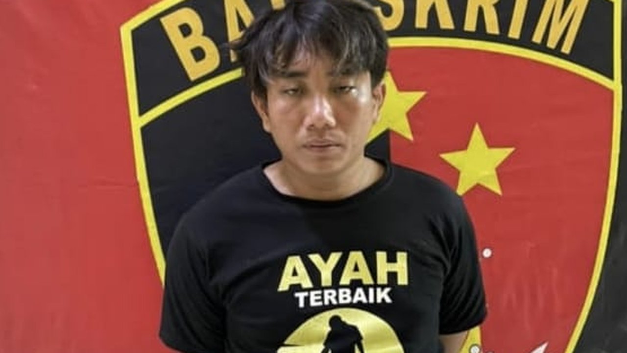 Pria mengenakan kaus