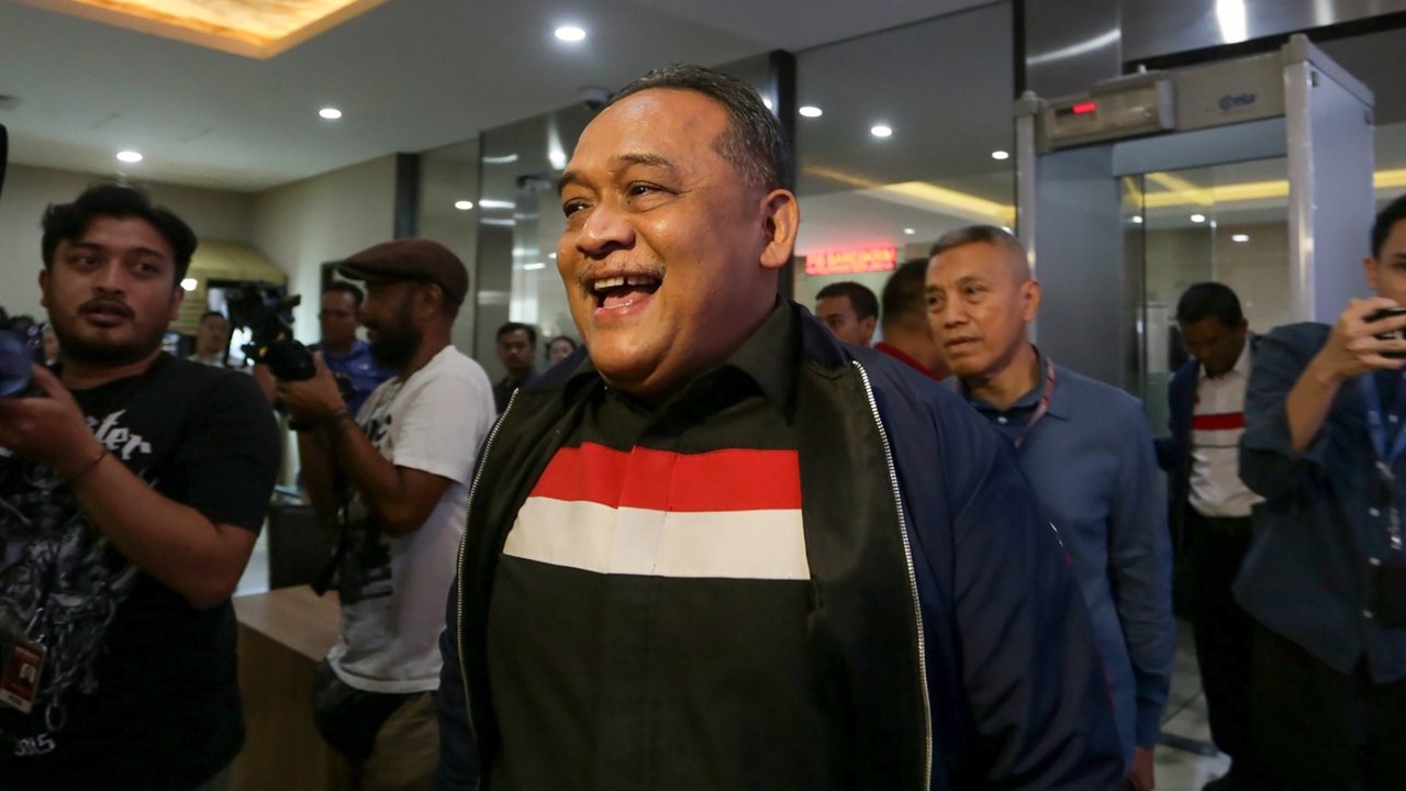 Ketua BP2MI Benny Rhamdani memenuhi panggilan klarifikasi yang dilayangkan Bareskrim Polri terkait sosok inisial T yang disebut dalang judi online di Indonesia, Jakarta, Senin (29/7/2024). Sebelumnya Kapolri Jenderal Listyo Sigit Prabowo menyebut panggilan terhadap Benny diperlukan untuk membuat terang benderang sosok T yang telah menghebohkan publik.
