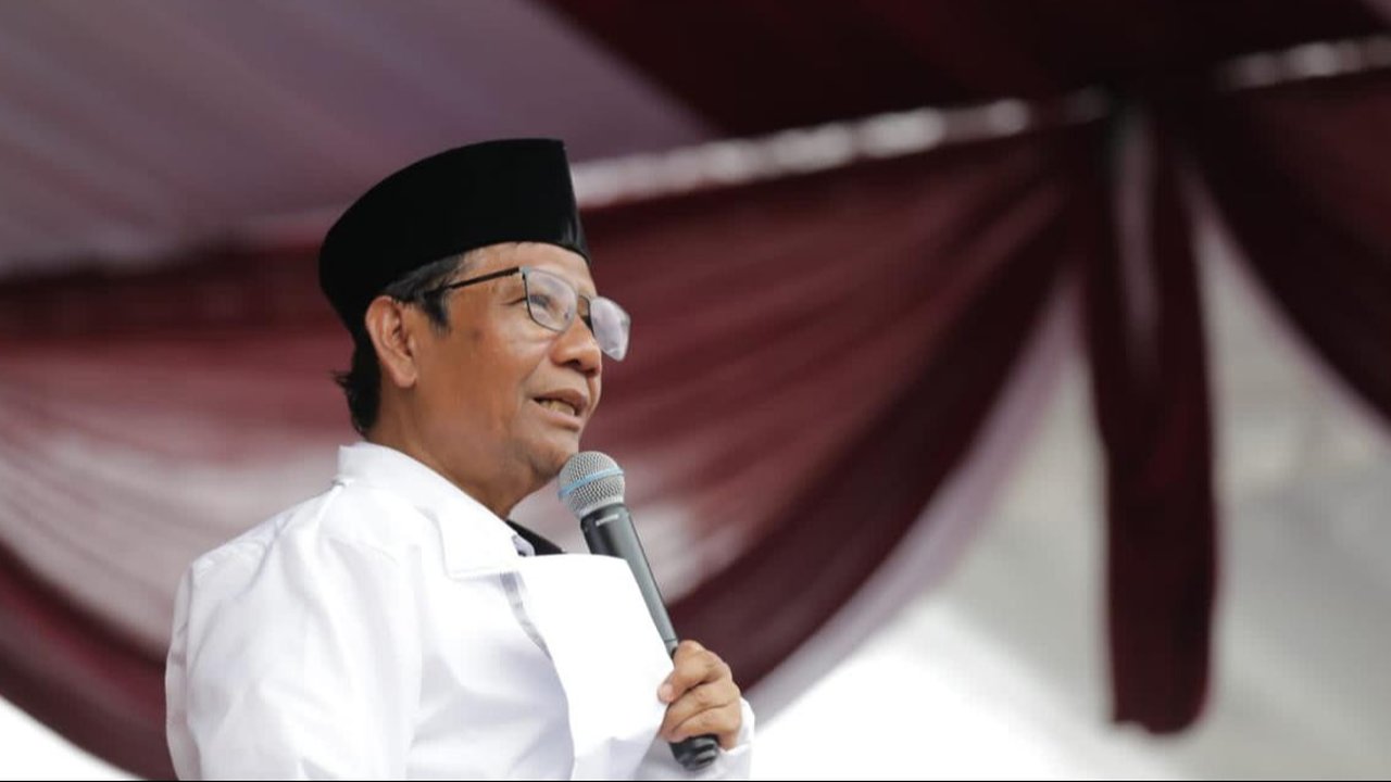 Calon Wakil Presiden Nomor Urut 3, Mahfud MD saat  bersilaturahmi ke Pondok Pesantren (Ponpes) Darussalam Tegal Rejo di Desa Marga Sakti, Kecamatan Padang Jaya, Kabupaten Bengkulu Utara, Provinsi Bengkulu, pada Selasa 6 Februari 2024. (Foto: Tim Media Mahfud MD).