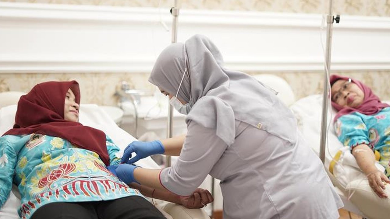 Ilustrasi bidan, imunisasi bayi. (Photo Copyright by Freepik)