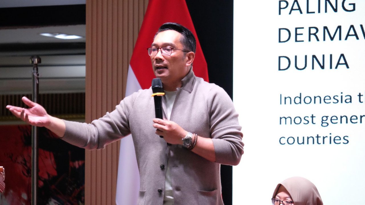 Mantan Gubernur Jawa Barat, Ridwan Kamil bertemu dengan Perhimpunan Pelajar Indonesia yang berada di Singapura untuk hadir sebagai pembicara dalam acara yang bertajuk ‘Navigate the Future: A Talk on Leadership, Entrepreneurship, and Experience’. (Foto: Istimewa).