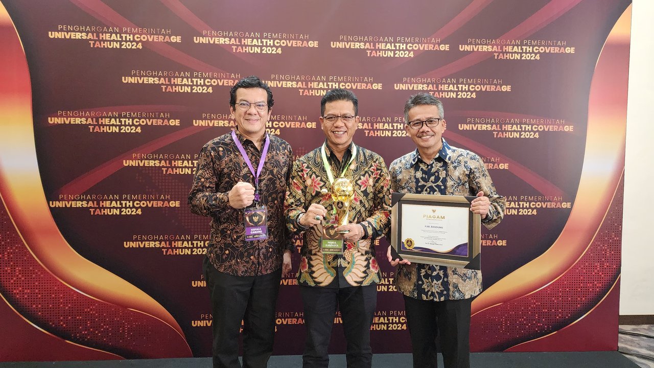 Bupati Bandung Raih Penghargaan UHC dari Wapres