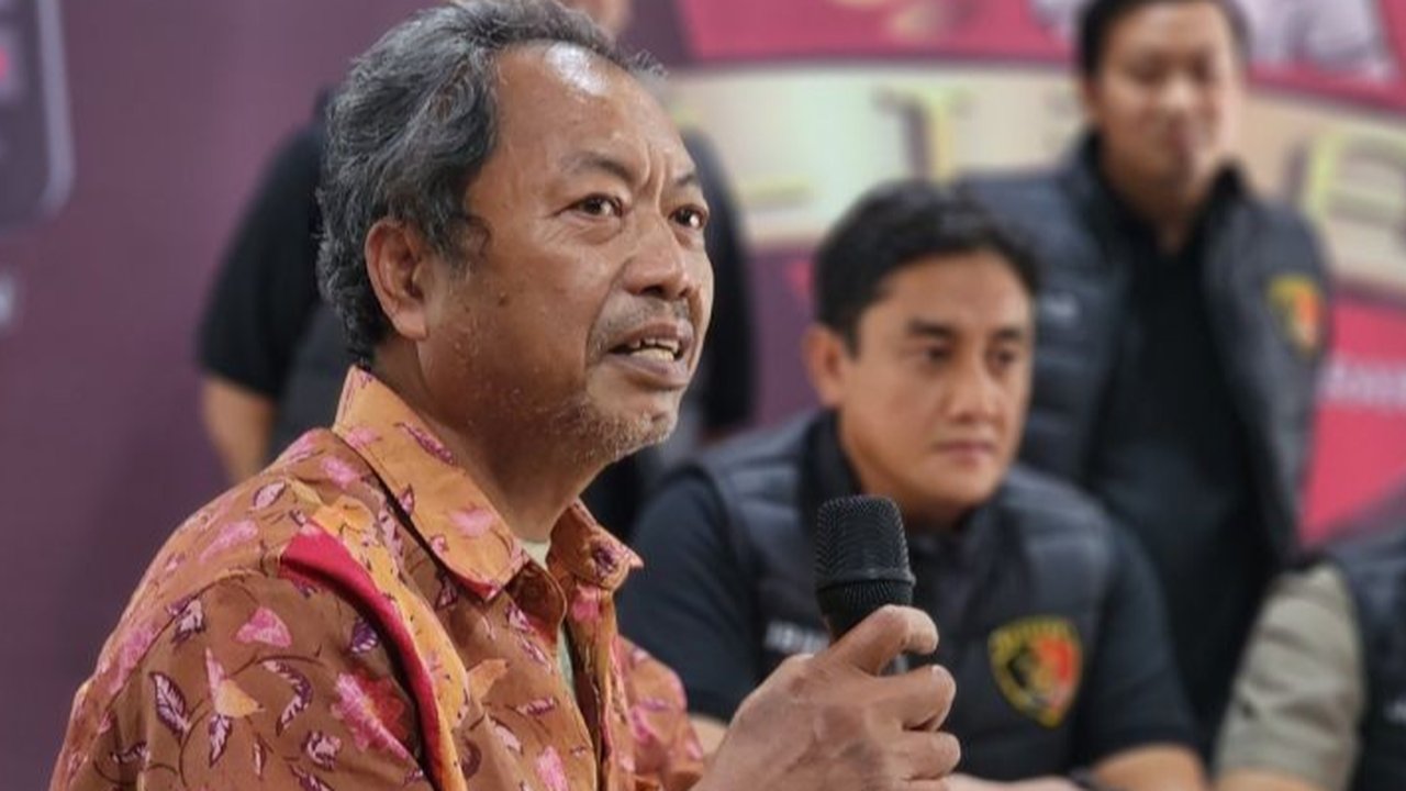 Bapak kos pemakan daging kucing