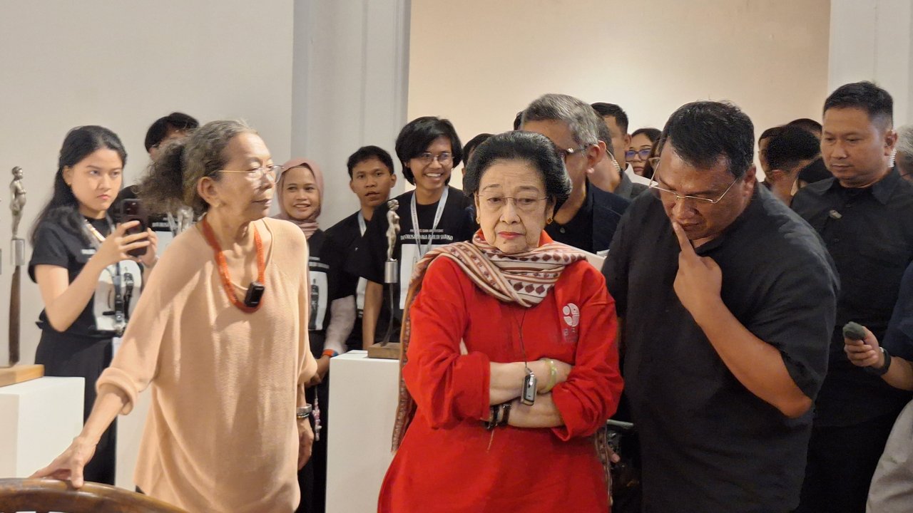 Megawati Soekarnoputri meninjau pameran seni rupa patung dan aktivisme karya Dolorosa Sinaga di Gedung A Galeri Nasional Indonesia