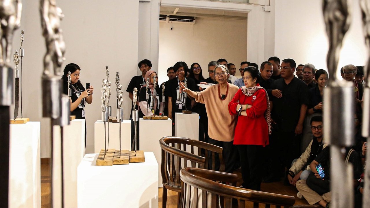Presiden ke-5 RI Megawati Soekarnoputri didampingi pematung Dolorosa Sinaga saat melihat pameran seni patung di Galeri Nasional, Jakarta, Kamis (8/8/20204)