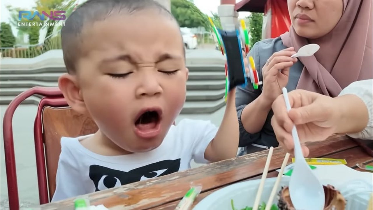 Awalnya Menggebu-gebu, Begini Potret Ekspresi Lucu Rayyanza Usai Mencicip Bulu Babi