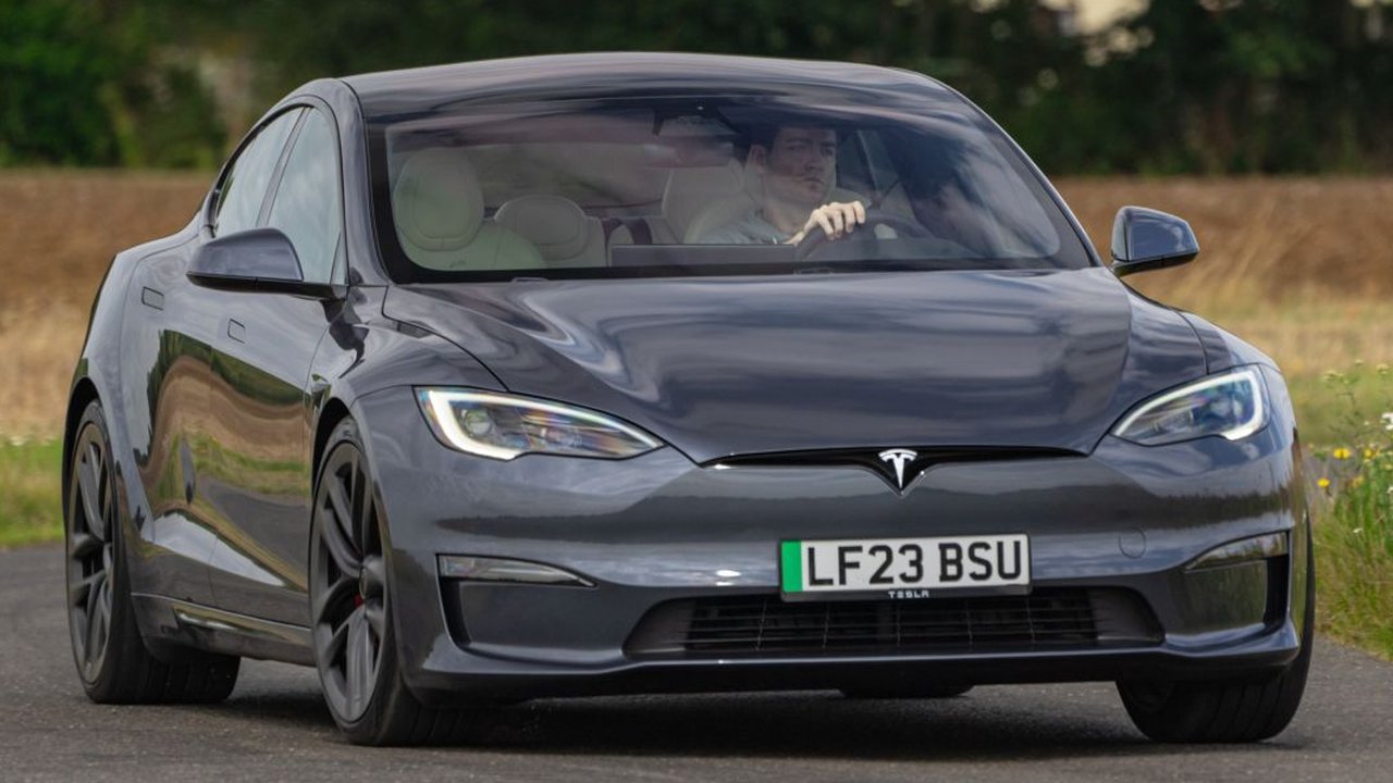 Tesla menarik kembali jutaan mobil karena masalah sepele. Yuk simak!