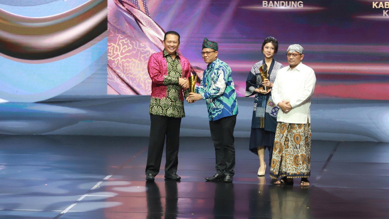 Bupati Dadang Supriatna Raih Penghargaan Pemimpin Daerah Awards 2024