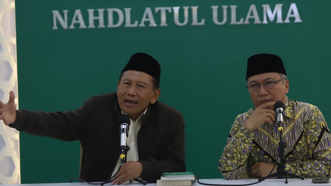 Politikus Nasdem Effendy Choirie (kiri) didampingi Ketua Lembaga Taklif wan Nasyr Pengurus Besar Nahdlatul Ulama (LTN PBNU) Ishaq Zubaedi Raqib saat konpers di Gedung PBNU, Jakarta, Rabu (7/8/2024). Pemanggilan mantan anggota DPR dari Fraksi PKB Effendy Choirie atau Gus Choi tersebut untuk menjelaskan detail sejarah Muhaimin Iskandar atau Cak Imin akhirnya menjadi ketua umum PKB.
