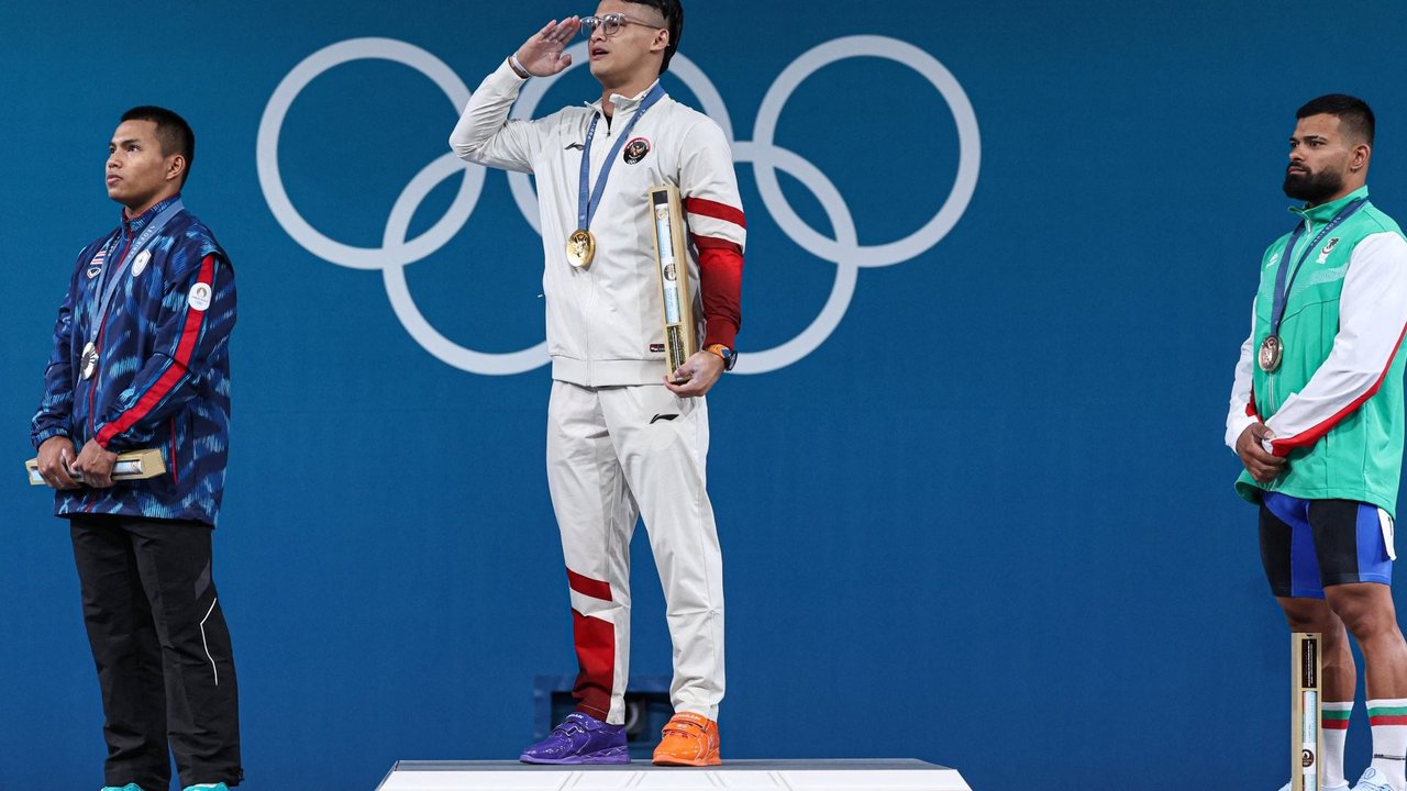 Aksi atlet angkat besi Indonesia, Rizki Juniansyah saat berdanding dalam nomor 73 kg putra Olimpiade 2024 Paris, Jumat (9/8/2024) dini hari WIB.