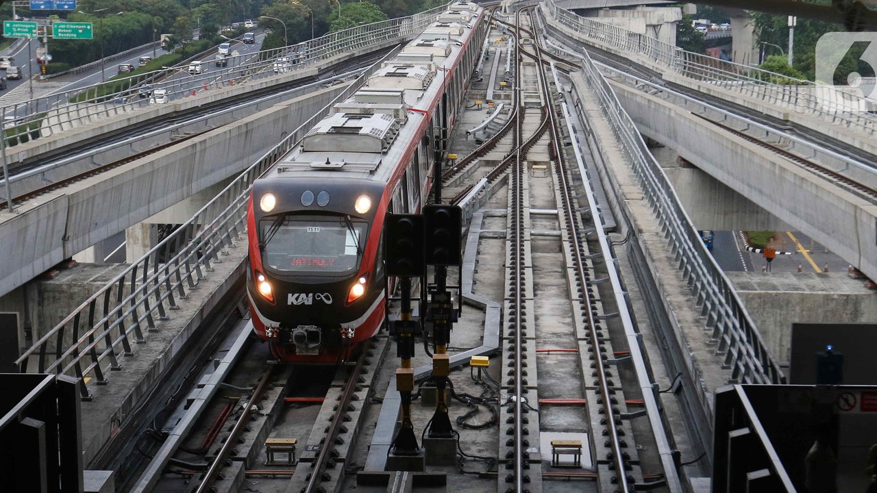 Sejumlah penumpang menaiki rangkaian kereta Light Rail Transit (LRT) Jabodebek dari Stasiun Dukuh Atas, Kuningan, Jakarta, Senin (28/8/2023). (Liputan6.com/Herman Zakharia)