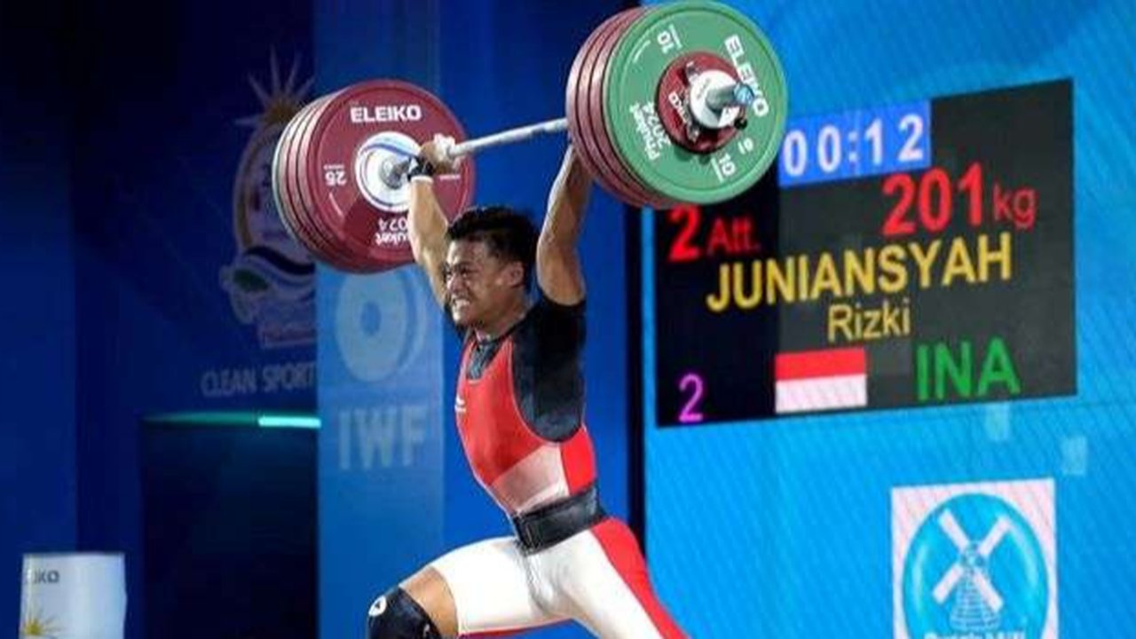 Atlet Angkat Besi Indonesia Rizky Juniansyah