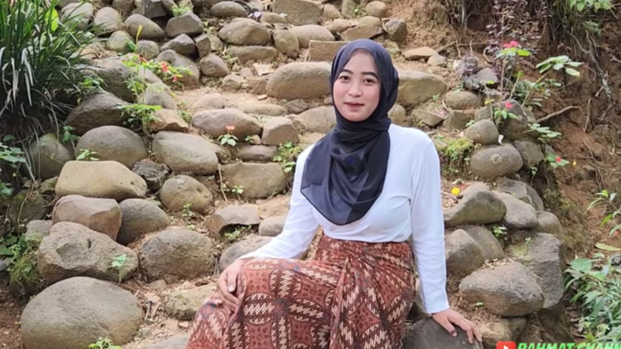 Untuk Menyambung Hidup, Gadis Desa Cantik dan Memesona Jualan Bensin Eceran
