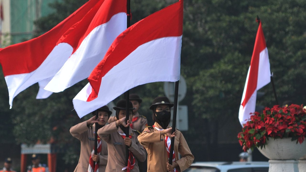 Upacara pengibaran Bendera Merah Putih selama bulan Agustus 2024 di Kawasan Bundaran HI, Jakarta, Kamis (8/8/2024). Upacara yang diikuti berbagai elemen masyarakat dan komunitas yang mewakili bangsa Indonesia sebagai bulan Kebangsaan yang setiap hari mengibarkan bendera merah putih dan mengitari Bundaran HI. merdeka.com/imam buhori