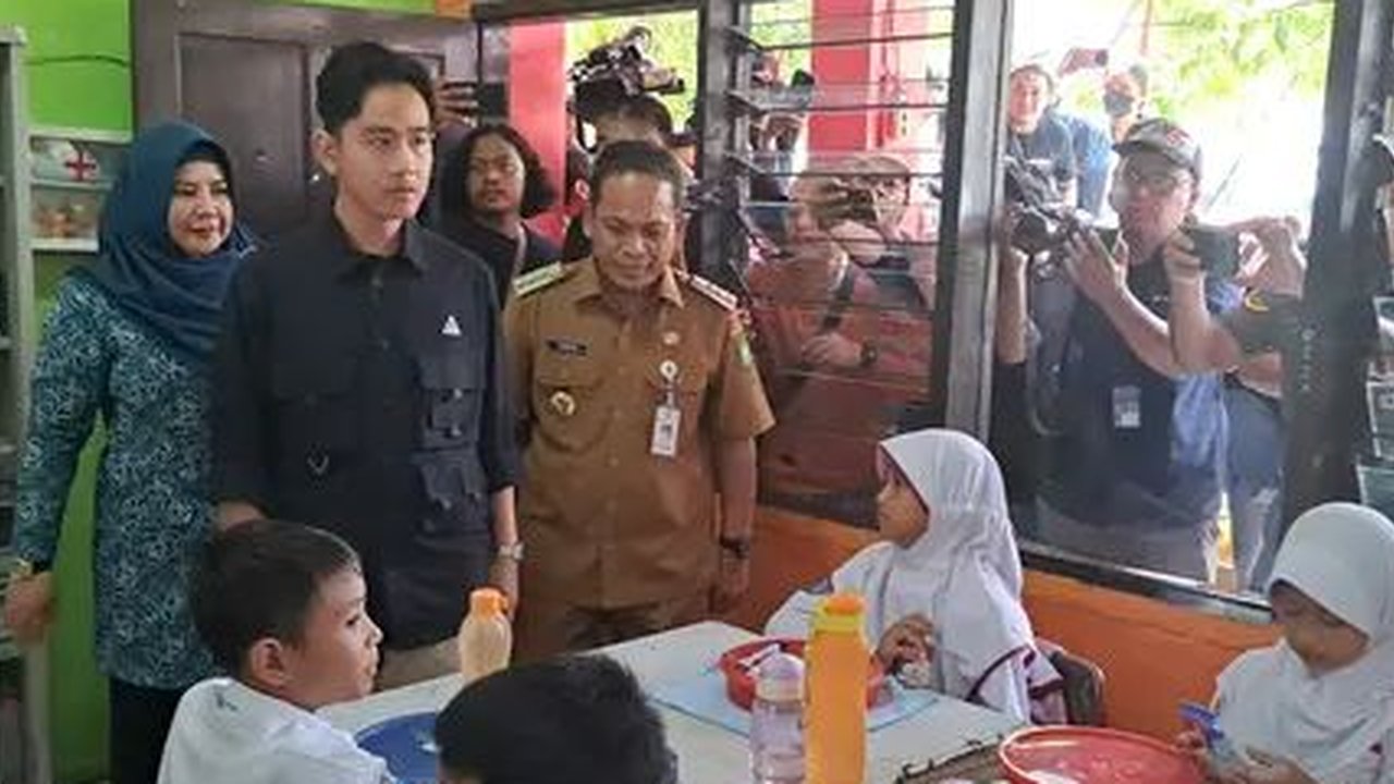 Wakil Presiden terpilih, Gibran Rakabuming Raka saat memantau pelaksanaan uji coba makan bergizi gratis di SDN 4 Kota Tangerang, Senin (5/8/2024). Dalam uji coba tersebut, terdapat 3 menu yang ada dalam satu kotak nasi, yakni nasi, fuyunghai, tumis brokoli Tempe, dan buah melon plus susu