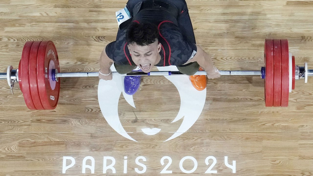 Momen Haru Rizki Juniansyah Peraih Emas di Olimpiade Paris 2024 Peluk Ibu Sambil Menangis