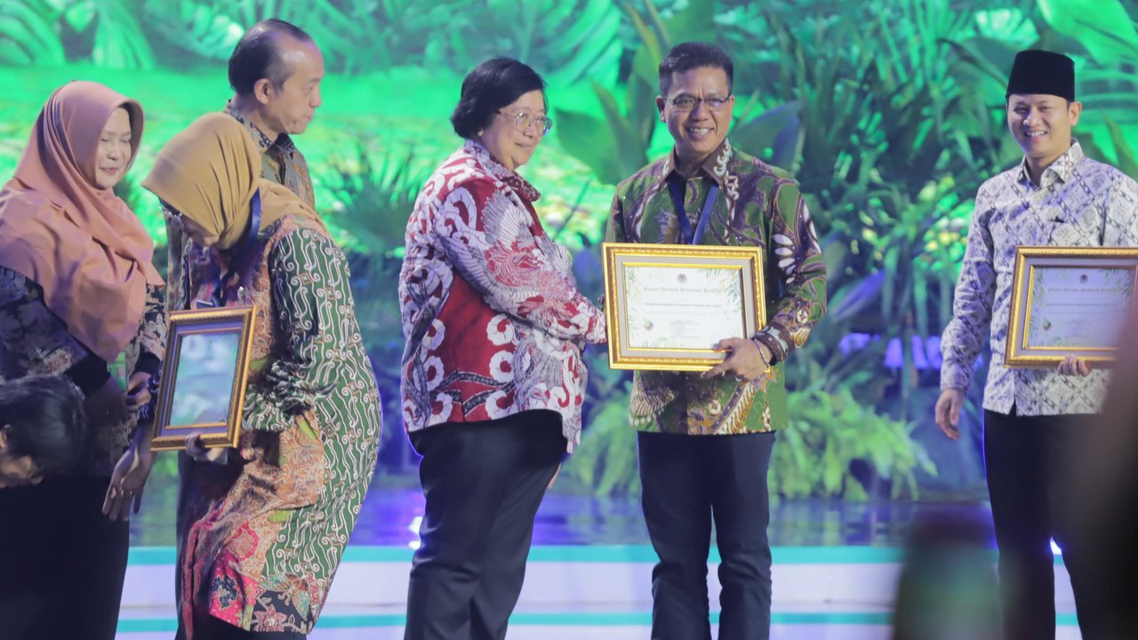 Bupati Bandung Dadang Supriatna Raih Apresiasi Proklim dari KLHK