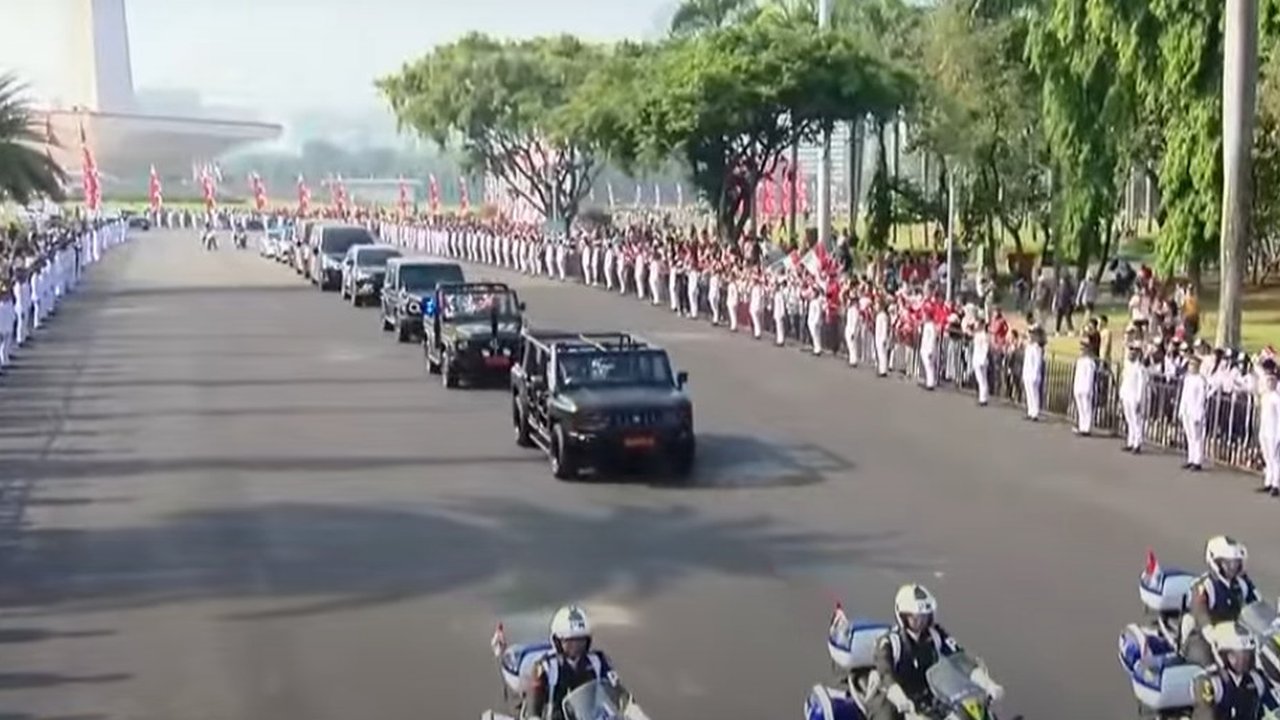 Pembawa Baki pada Kirab Bendera Pusaka Tahun Ini Adalah Pembawa Baki Paskibraka Nasional 2018, Tarrisa Maharani Dewi dan Zanati Tahta Umahati (Foto: Tarrisa)