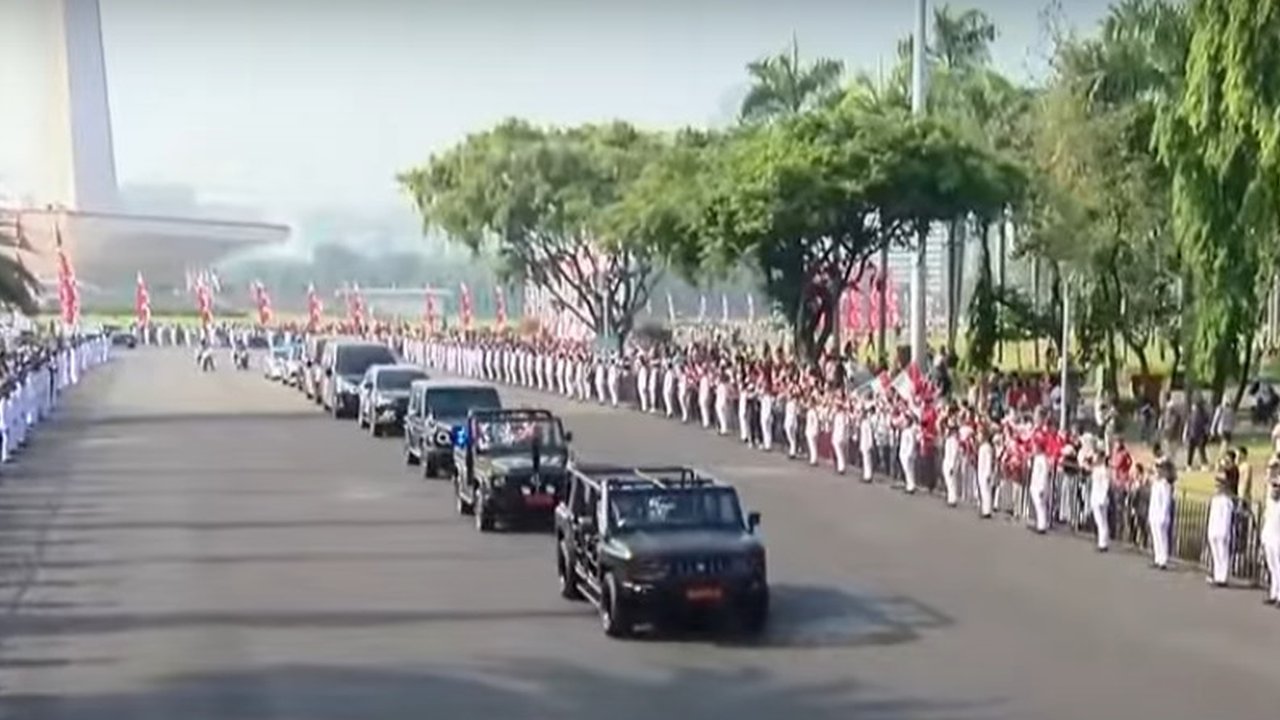 Kirab bendera merah putih dalam rangka HUT ke-79 Kemerdekaan RI digelar dari Monas, Jakarta menuju IKN, Kalimantan Timur, Sabtu (10/8/2024). Bendera merah putih diarak menggunakan Mobil Maung. (Youtube: Liputan6)