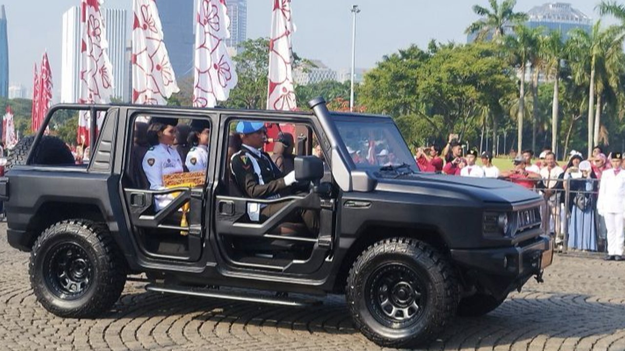 Pembawa Baki pada Kirab Bendera Pusaka Tahun Ini Adalah Pembawa Baki Paskibraka Nasional 2018, Tarrisa Maharani Dewi dan Zanati Tahta Umahati (Foto: Tarrisa)