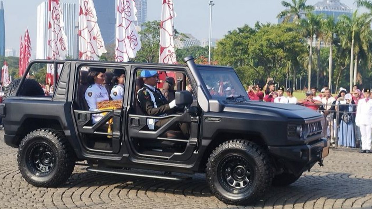 Kirab bendera merah putih dalam rangka HUT ke-79 Kemerdekaan RI digelar dari Monas, Jakarta menuju IKN, Kalimantan Timur, Sabtu (10/8/2024). Bendera merah putih diarak menggunakan Mobil Maung. (Youtube: Liputan6)
