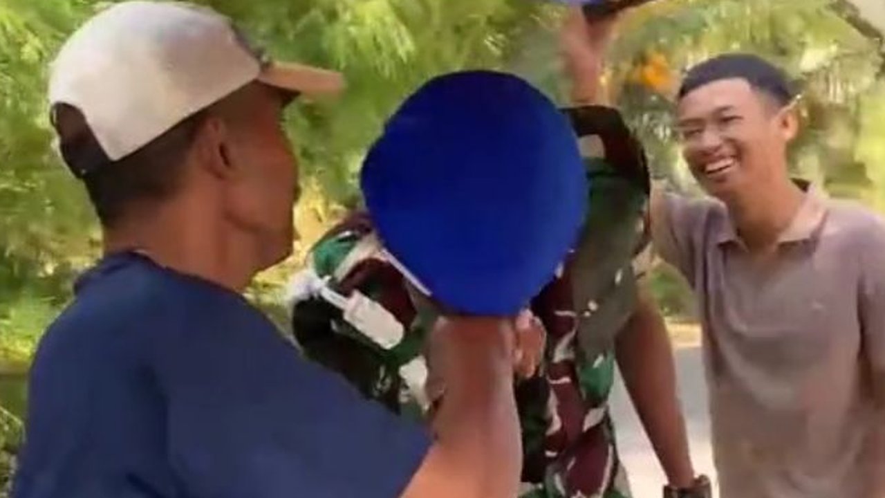 Aksi Seorang TNI Pulang dan Ucapkan Terimakasih pada Bapaknya yang Seorang Penjual Batagor Ini Viral, Bikin Haru