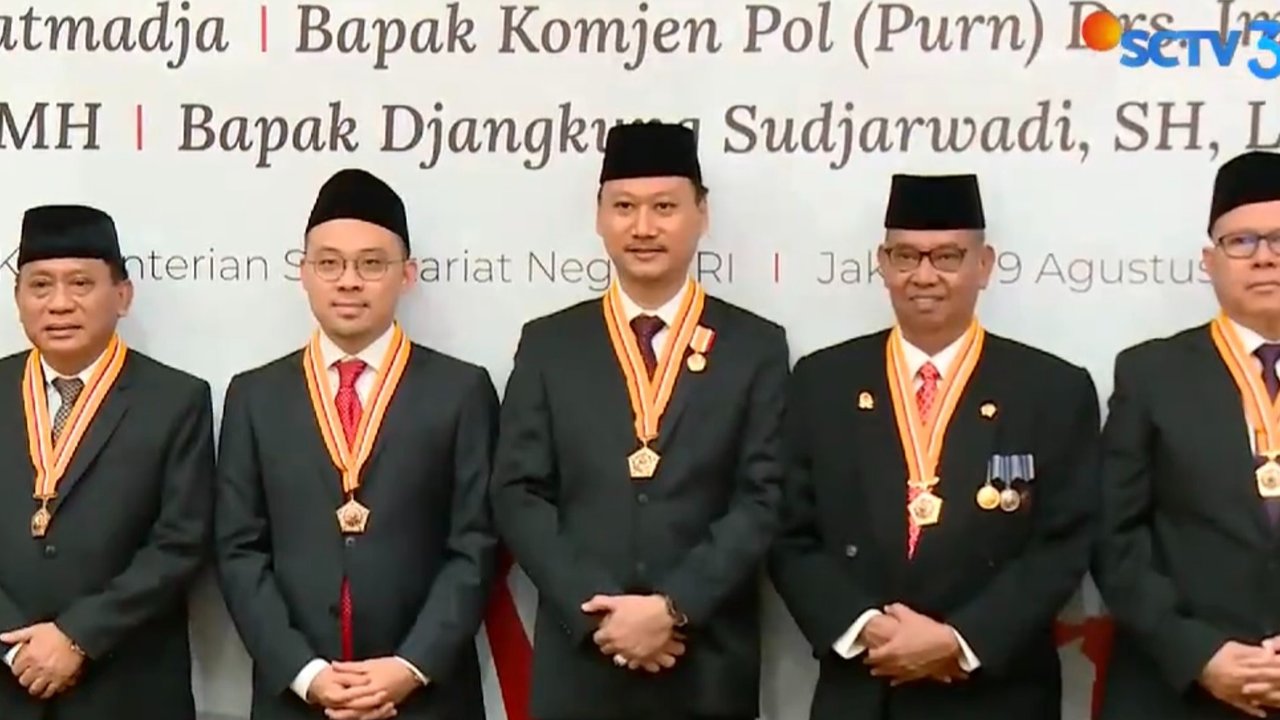 Komisaris Utama Emtek Eddy Sariaatmadja dan Dirut Indosiar Imam Sudjarwo Terima Bintang LVRI