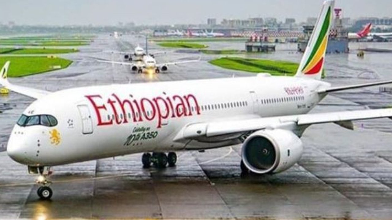 Pemeriksaan terhadap awak Pesawat B 7777 F kargo Ethiopian Airlines yang dipaksa mendarat masih terus berlanjut. (Liputan6.com/ M Syukur)